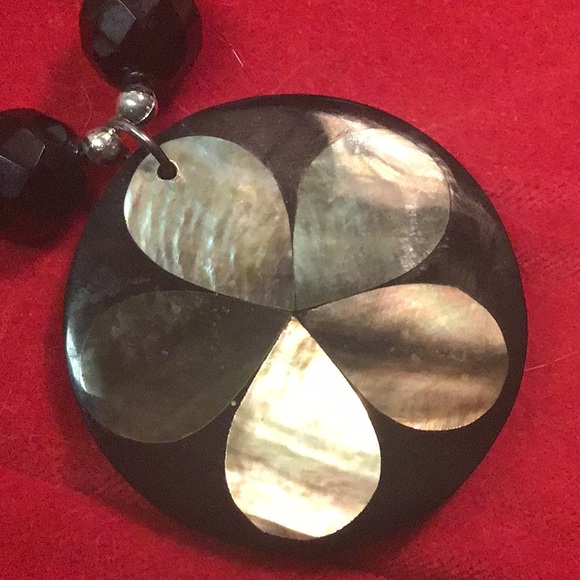 Abalone Shell Lacquerware Pendant with rosettes & beaded necklace - Picture 10 of 14